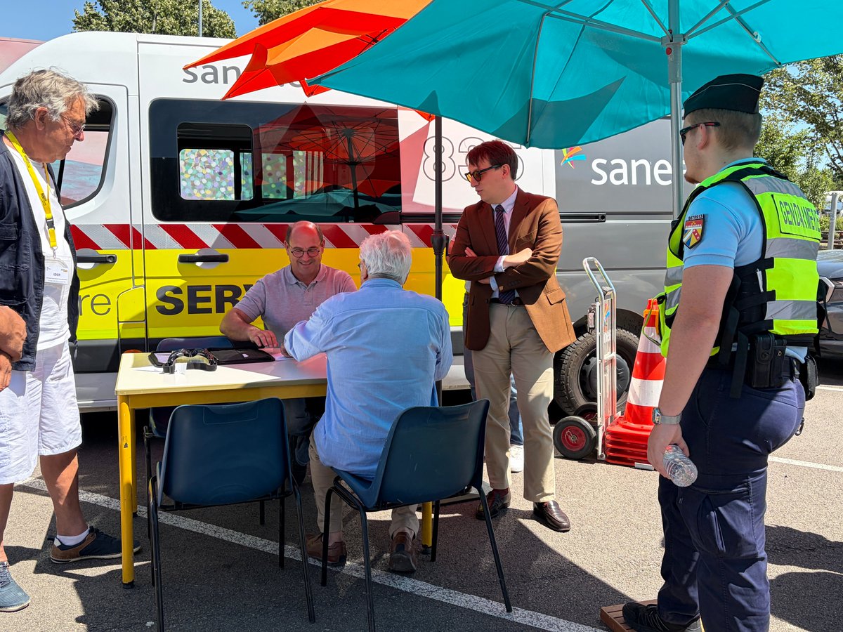 Prefet51's tweet photo. #SécuritéRoutière I Opération « Civil’été » sur l’A26 : mobilisés pour vos vacances ! 🚗☀️

Cet après-midi, Thomas Montbabut, sous-préfet et directeur de cabinet du préfet de la Marne, s'est rendu sur l'aire de Sommesous pour l'opération « Civil'été », aux côtés du maire de la commune, de la @Gendarmerie  51 et des partenaires de la sécurité routière.

🛑 Le principe : l'alternative à la sanction
Les automobilistes interceptés par l'EDCF pour de petites infractions ont eu le choix : l'amende réglementaire ou 1h d'ateliers de sensibilisation pour repartir sans aucune sanction.

🤝 Un village de prévention pour tous
Grâce aux acteurs mobilisés, conducteurs et usagers de passage ont pu tester plusieurs ateliers :
📝 DDT / ODSR : Quiz sécurité routière.
🕶️ IDSR : Parcours de simulation alcool et fatigue.
🔄 @Groupama  : Simulateur « voiture tonneau ».
⛑️ @SDIS51 : Gestes qui sauvent et voiture accidentée.
🚧 @sanef_1077  : Sensibilisation au corridor de sécurité.

💡 Rappel avant le départ :
😴 Fatigue : Moins de 5h de sommeil = 3x plus de risques d'accident.
⏱️ Pauses : 15 à 20 min toutes les 2 heures.
🚒 Sécurité : « Je ralentis, je m'écarte, j'évite le pire. »

Bonne route et bonnes vacances à tous !