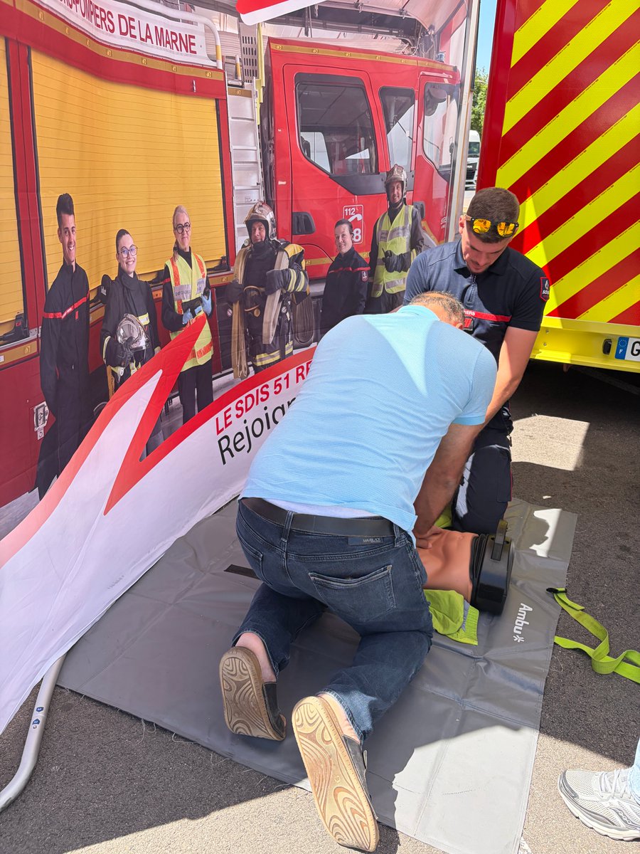 Prefet51's tweet photo. #SécuritéRoutière I Opération « Civil’été » sur l’A26 : mobilisés pour vos vacances ! 🚗☀️

Cet après-midi, Thomas Montbabut, sous-préfet et directeur de cabinet du préfet de la Marne, s'est rendu sur l'aire de Sommesous pour l'opération « Civil'été », aux côtés du maire de la commune, de la @Gendarmerie  51 et des partenaires de la sécurité routière.

🛑 Le principe : l'alternative à la sanction
Les automobilistes interceptés par l'EDCF pour de petites infractions ont eu le choix : l'amende réglementaire ou 1h d'ateliers de sensibilisation pour repartir sans aucune sanction.

🤝 Un village de prévention pour tous
Grâce aux acteurs mobilisés, conducteurs et usagers de passage ont pu tester plusieurs ateliers :
📝 DDT / ODSR : Quiz sécurité routière.
🕶️ IDSR : Parcours de simulation alcool et fatigue.
🔄 @Groupama  : Simulateur « voiture tonneau ».
⛑️ @SDIS51 : Gestes qui sauvent et voiture accidentée.
🚧 @sanef_1077  : Sensibilisation au corridor de sécurité.

💡 Rappel avant le départ :
😴 Fatigue : Moins de 5h de sommeil = 3x plus de risques d'accident.
⏱️ Pauses : 15 à 20 min toutes les 2 heures.
🚒 Sécurité : « Je ralentis, je m'écarte, j'évite le pire. »

Bonne route et bonnes vacances à tous !