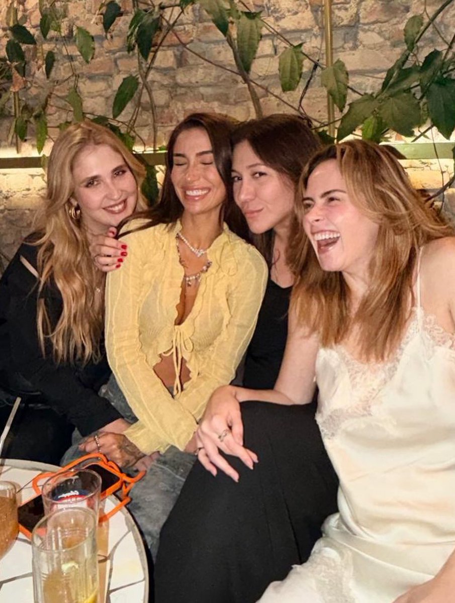 renaultdaily's tweet photo. Foi aqui que pediram foto com a Boca Rosa? Ana Paula com amigos ontem (3) em um restaurante em São Paulo 😍 https://t.co/V0y4Q8470o
