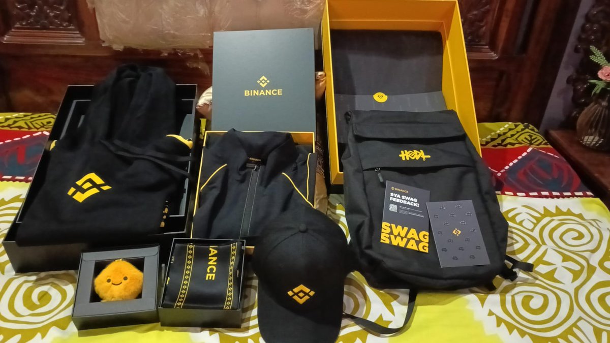 Hassansheikh417's tweet photo. #BinanceSquare #BinanceSquarAMA 
Thank you so Much Binance and BINANCE working team for sending me this Amazing gift Box .I am so happy to see this. I am also ready for next one #Binance https://t.co/ldLcQsC4DJ