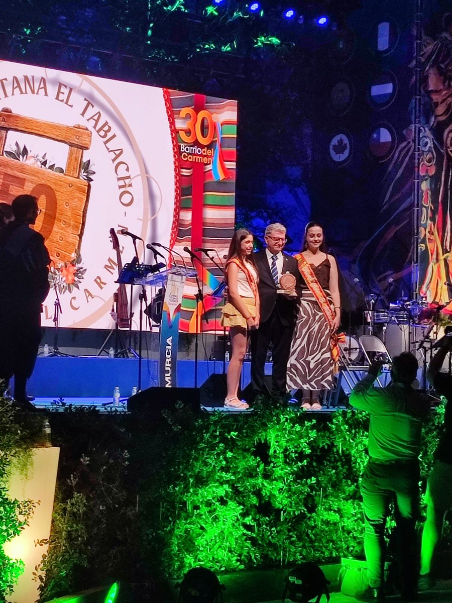 eltablacho's tweet photo. Anoche tuvimos el honor de recibir una mención del Certamen de Tunas Internacional Barrio del Carmen por nuestro 50 aniversario.
Este es un claro ejemplo del tejido social vivo en el barrio, una unión entre asociaciones que mantienen vivas las tradiciones. ¡Gracias y enhorabuena! https://t.co/US7FvtTBXQ