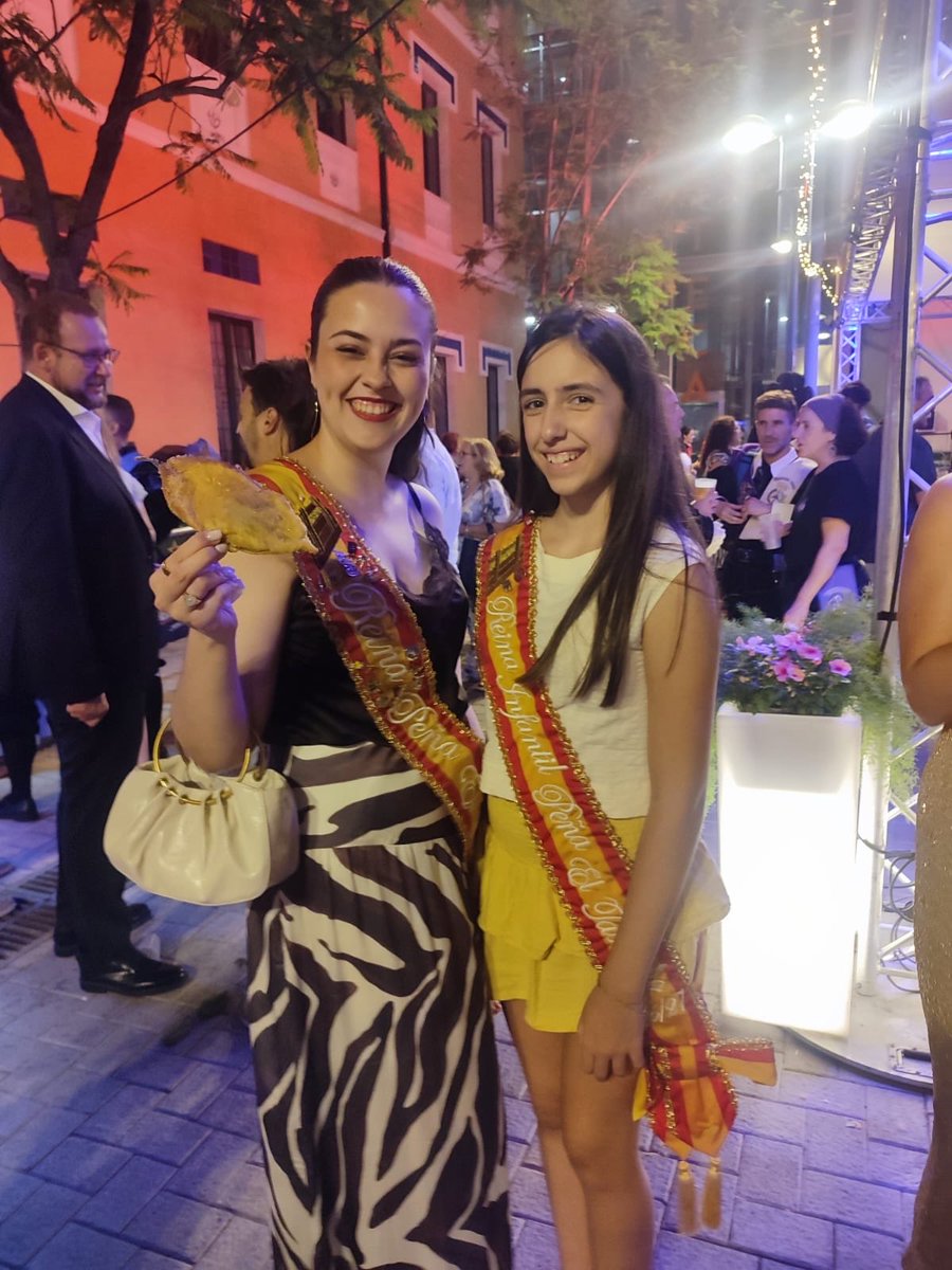 eltablacho's tweet photo. Anoche tuvimos el honor de recibir una mención del Certamen de Tunas Internacional Barrio del Carmen por nuestro 50 aniversario.
Este es un claro ejemplo del tejido social vivo en el barrio, una unión entre asociaciones que mantienen vivas las tradiciones. ¡Gracias y enhorabuena! https://t.co/US7FvtTBXQ