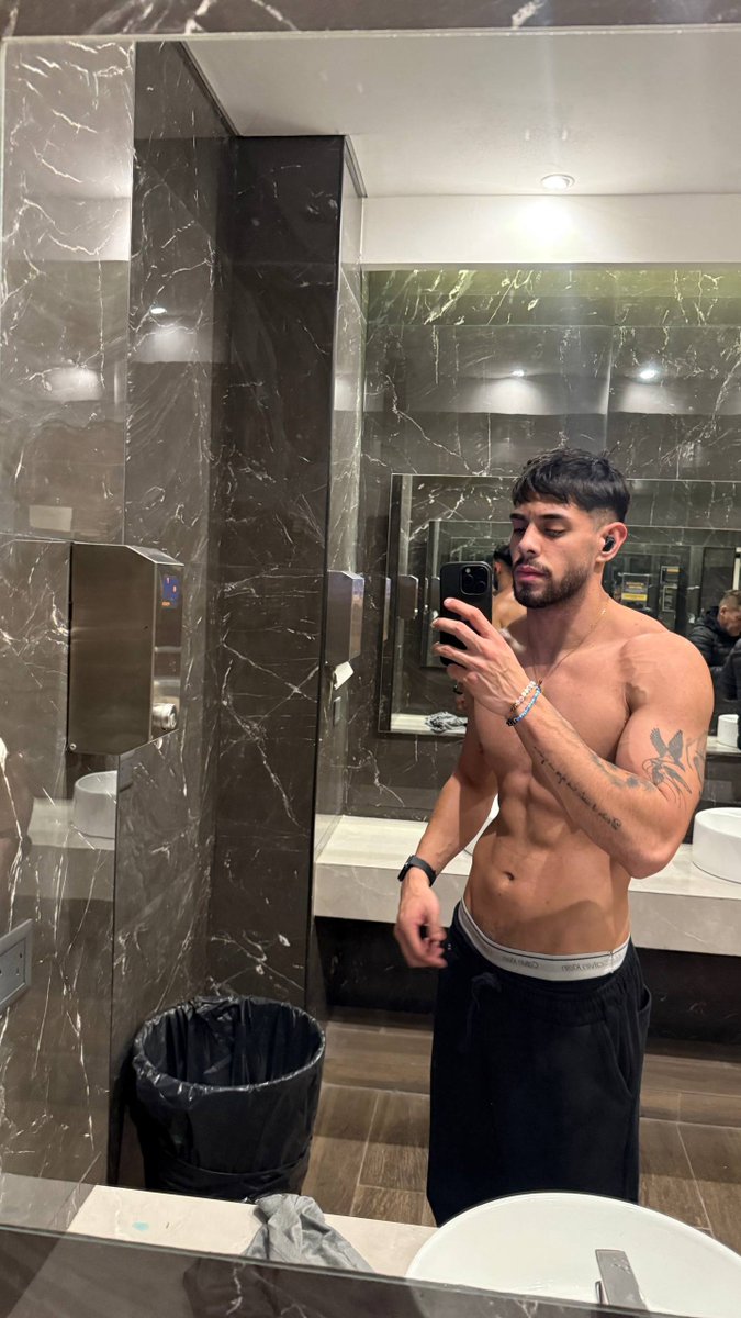 mlcmx25's tweet photo. Too hot for this time🔥
#gay #daddy #discreet https://t.co/Ytx9NOPto3
