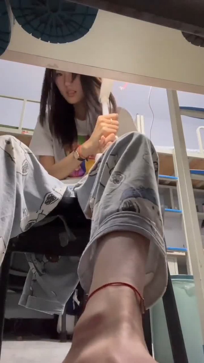 NiDun58574's tweet photo. 素人女大宿舍桌下摆弄臭脚，时不时的还看一眼镜头 实在太骚了 #女大 #宿舍 #桌下 #恋足 #臭脚 #foot https://t.co/nGTgF39KC3