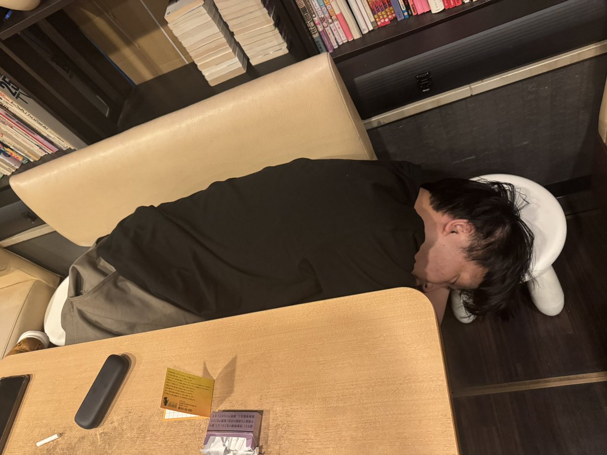 shiokobutter's tweet photo. これはぜんぜん酔っ払ってないのに眠さの限界に達したキサラギ。 https://t.co/2PkmkLPz1z