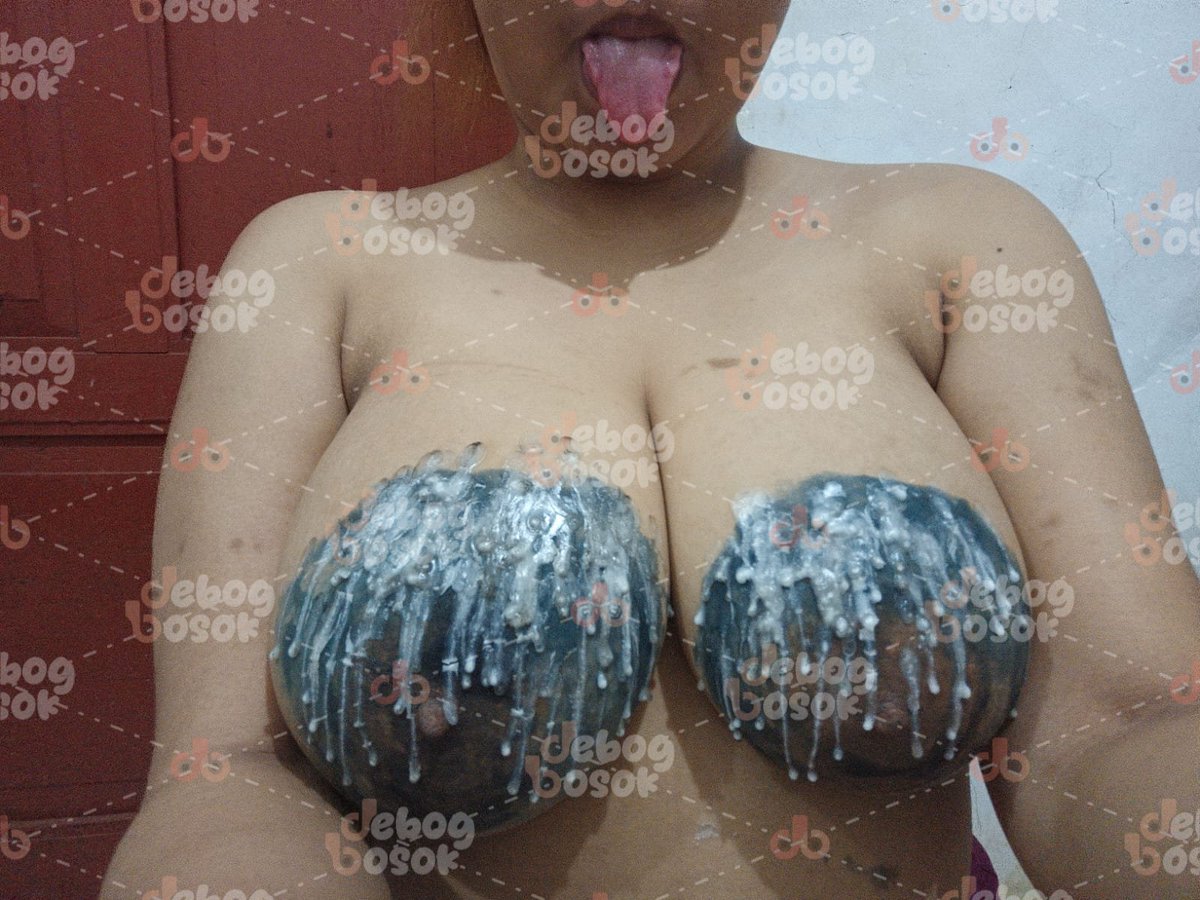 BosokDebog's tweet photo. Saking gabutnya ga bisa colokin memek. Babi🐷 lacur. Mainin lilin di susu nya. Bukannya sakit malah enakk😜😜. Dasar babi tolol @LunaaaLunaaaln 

Kembali mengingatkan @BosokDebog tidak punya akun lain. Tidak punya tele🙏 https://t.co/hE9bwUObMR