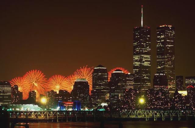 25YearsAgoLive's tweet photo. Fourth of July 2001 - scenes of celebration from around the United States on its 225th birthday:

1. Fireworks over New York City.

2. President Bush meets fans in Philadelphia, Pennsylvania.

3. Fireworks over the National Mall in Washington, DC.

4. Mexican-American parade in Arlington, Texas.