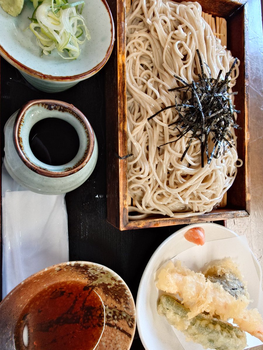 mukiryokn's tweet photo. 病院終わって温泉へ…
いつもの駒ケ岳温泉に行きました(｀･ω･´)ゞ
その前に腹ごしらえ(⁠人⁠ ⁠•͈⁠ᴗ⁠•͈⁠)
秋田県大仙市田沢湖市の『そば五郎』にて『天ざる（大盛り）』です(｀･ω･´)ゞ
ザクザクの天ぷらがチョーウメェ(⁠人⁠ ⁠•͈⁠ᴗ⁠•͈⁠)
そばもそば汁もめっさ美味いんだ https://t.co/MLiq0rortt