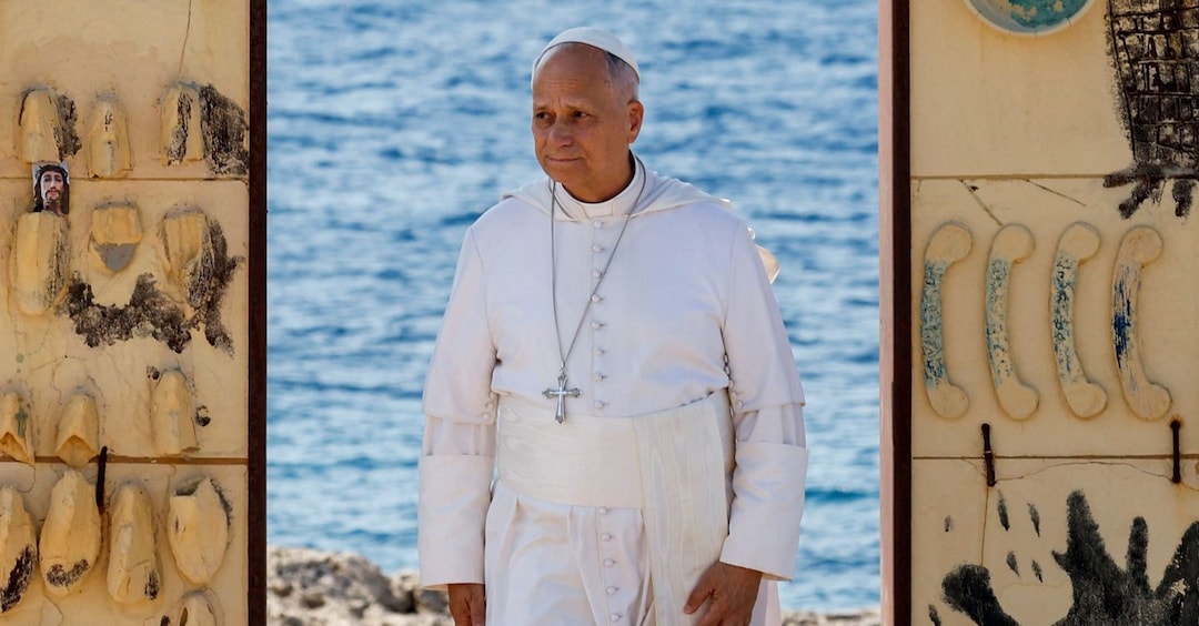 CesareSacchetti's tweet photo. Ormai la (dis) informazione dei media mainstream agisce sempre allo stesso modo. Ogni qual volta, il Papa parla di un tema del pontificato di Bergoglio, si adoperano per mistificare le parole di Leone XIV e associarlo a Francesco. Quando invece il Papa condanna l'Unione europea per il suo rifiuto delle radici cristiane, Leone non esiste nemmeno. Oggi, a Lampedusa, si è avuto un altro esempio di questa tecnica depistatoria. Leone ha detto queste parole sui migranti.

"L’Europa è in grado – in quest’area – di affrontare la crisi in modo organico, inserendo il primo soccorso in un piano strategico di lungo periodo, capace di accogliere, proteggere, promuovere e integrare i migranti e, nello stesso tempo, lavorando per lo sviluppo, così che nessuno sia costretto a emigrare."

Leone ribadisce sempre, da sottolineare sempre, che c'è un diritto a non emigrare, che l'Europa deve attivarsi per far sì che quelle partenze illegali si interrompano invece di essere incentivate da una Unione europea che di fatto alimenta il traffico di esseri umani. Leone parla, pronuncia delle parole che Bergoglio non avrebbe mai pronunciato, ma queste non vengono mai riportate dalla stampa.
https://t.co/7iPEVHNckv