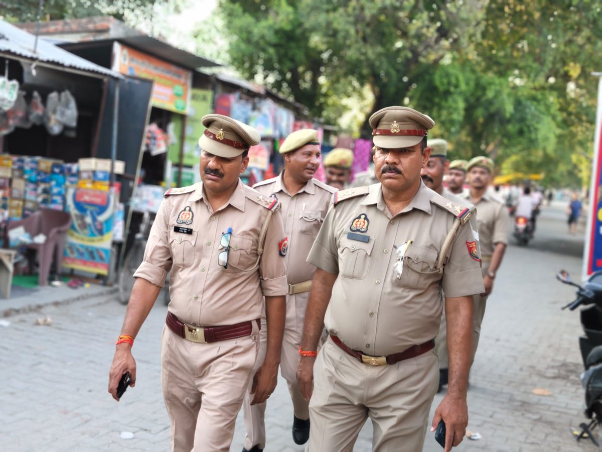 shahjahanpurpol's tweet photo. #SP_शाहजहाँपुर के निर्देशन में #थाना_रोजा पुलिस द्वारा थाना क्षेत्रान्तर्गत पैदल गस्त की गई। गश्त के दौरान प्रमुख बाजारों, संवेदनशील क्षेत्रों एवं भीड़भाड़ वाले स्थानों पर भ्रमण कर संदिग्ध व्यक्ति/वाहनों की चेकिंग की गई। https://t.co/HQmxomeKLT