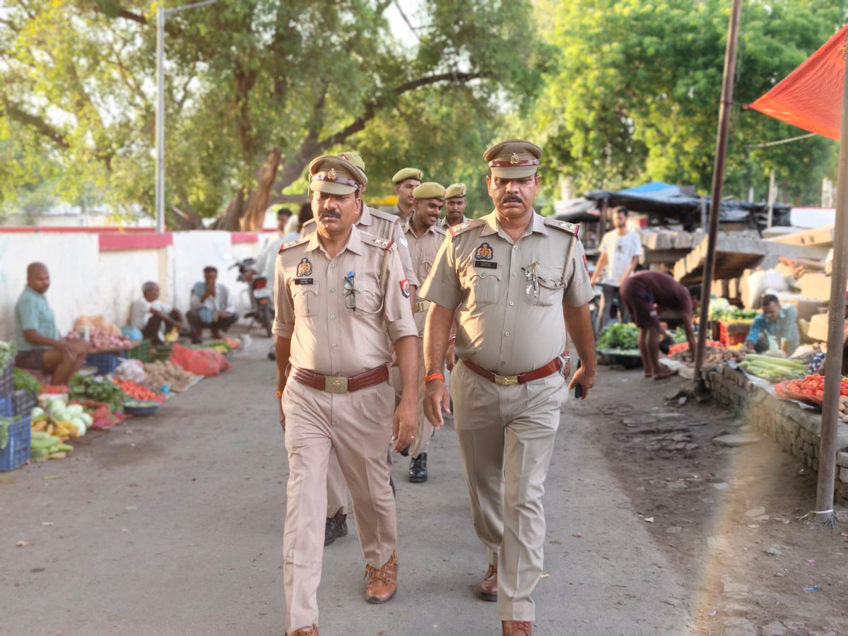 shahjahanpurpol's tweet photo. #SP_शाहजहाँपुर के निर्देशन में #थाना_रोजा पुलिस द्वारा थाना क्षेत्रान्तर्गत पैदल गस्त की गई। गश्त के दौरान प्रमुख बाजारों, संवेदनशील क्षेत्रों एवं भीड़भाड़ वाले स्थानों पर भ्रमण कर संदिग्ध व्यक्ति/वाहनों की चेकिंग की गई। https://t.co/HQmxomeKLT