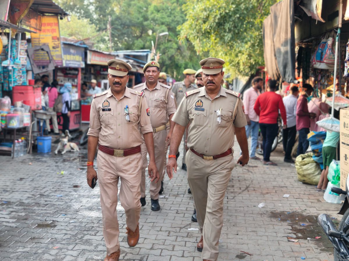 shahjahanpurpol's tweet photo. #SP_शाहजहाँपुर के निर्देशन में #थाना_रोजा पुलिस द्वारा थाना क्षेत्रान्तर्गत पैदल गस्त की गई। गश्त के दौरान प्रमुख बाजारों, संवेदनशील क्षेत्रों एवं भीड़भाड़ वाले स्थानों पर भ्रमण कर संदिग्ध व्यक्ति/वाहनों की चेकिंग की गई। https://t.co/HQmxomeKLT