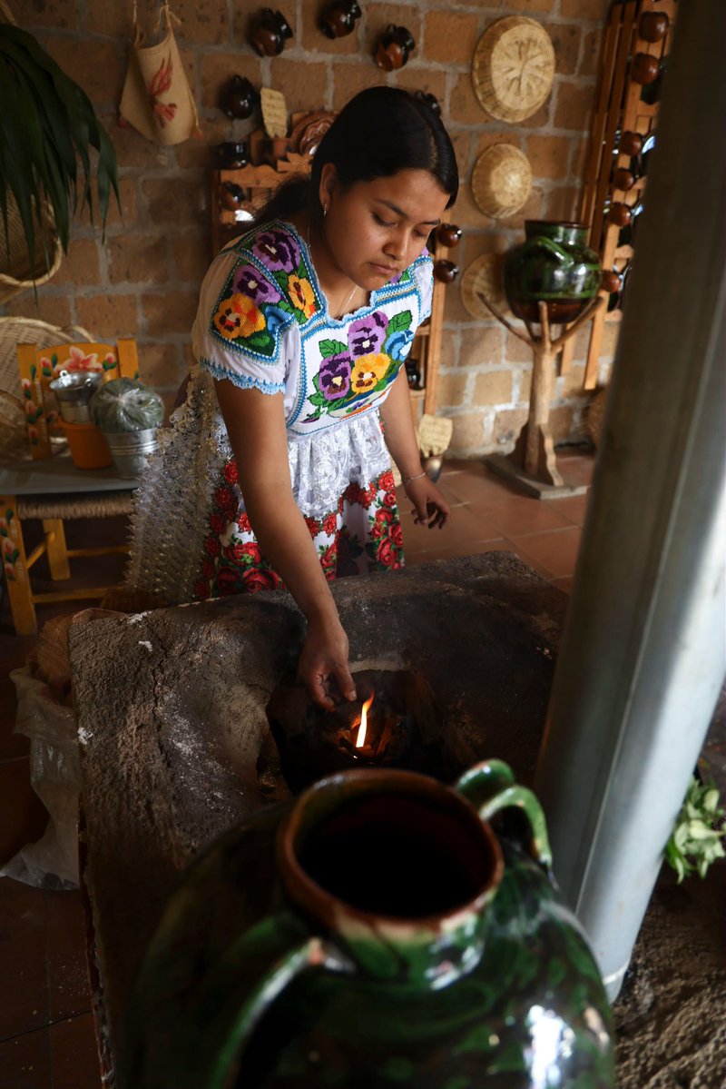 LuzElena_GE's tweet photo. La #JusticiaEnergética comienza en el hogar⚡️🏡. 

Cada una de las 7 mil Estufas Eficientes de Leña construidas en Michoacán, representan cocinas más seguras, menos humo, mejor salud para las familias. 

El segundo piso de la Cuarta Transformación se construye con bienestar y energía al servicio del pueblo.