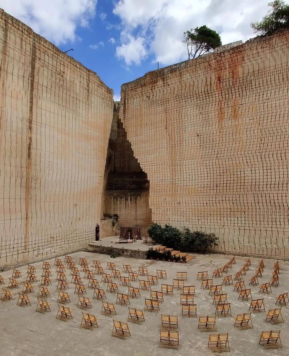 hutdesigns's tweet photo. This incredible outdoor event venue in Spain is built entirely inside an ancient, hand-carved sandstone quarry structure https://t.co/4hl4JYGKcw