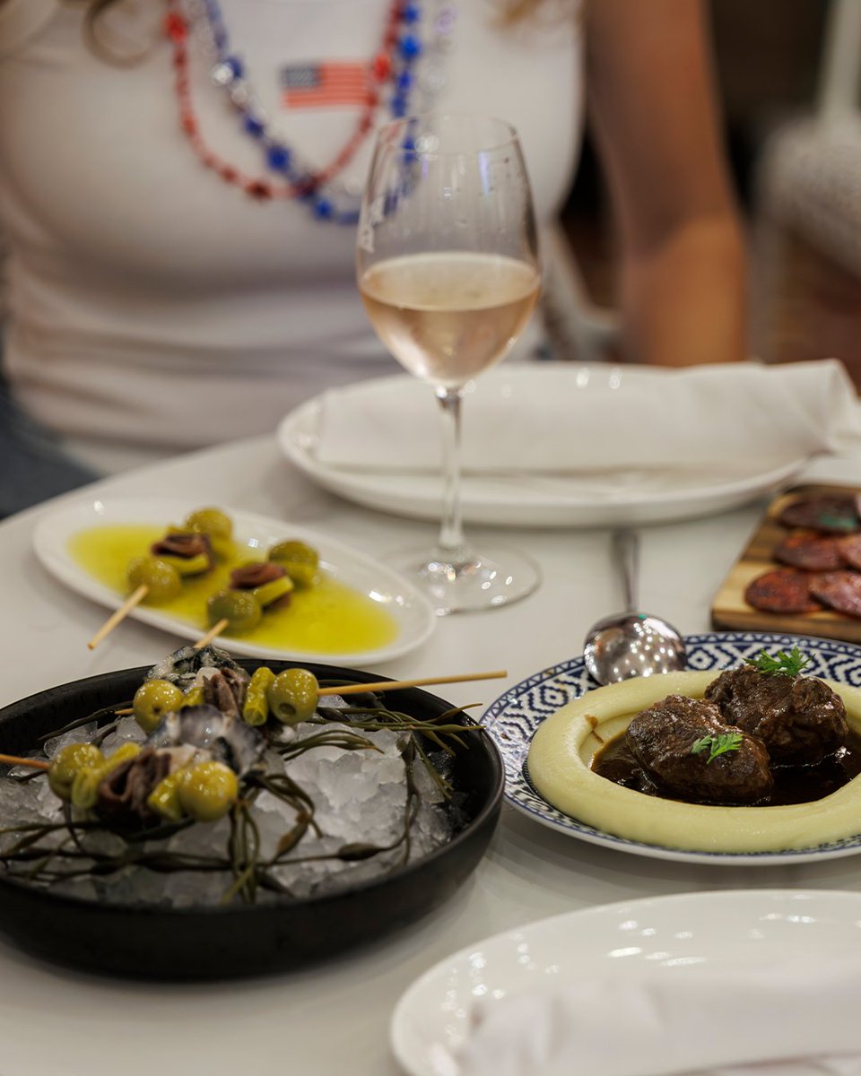 RiojaWine's tweet photo. Raise your glass to full mast. Today, we’re toasting 250 years of America with over two millennia of winemaking innovation. Happy Fourth of July, from Rioja. https://t.co/b19iOJLoIW