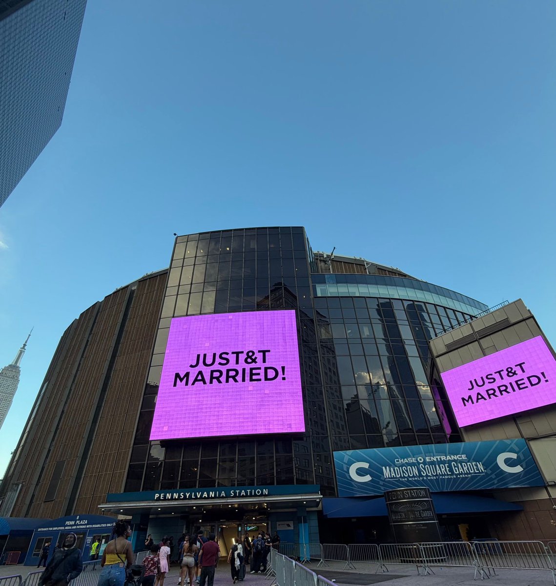 taylorsnewstr's tweet photo. Taylor Swift ve Travis Kelce'nin düğünlerinde gizlilik sözleşmesini ihlal ettiği tespit edilen Madison Square Garden çalışanlarının görevine son verildi. (TMZ) https://t.co/u7T91ML1Qd