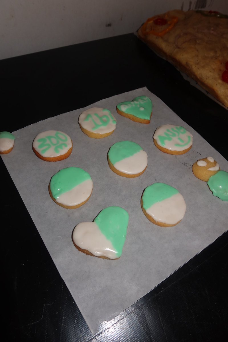 baebii_8's tweet photo. You’re all invited to $ANSEM bull partyyyy

Spent the day baking our menu.

On today’s menu we have:

Ansem floral focaccia and pumpfun gloss cookies.

Take a tablet, or a pill. Consume the hype.

You’re welcomeeee ❤️ @blknoiz06 https://t.co/1SZJxRAzBX