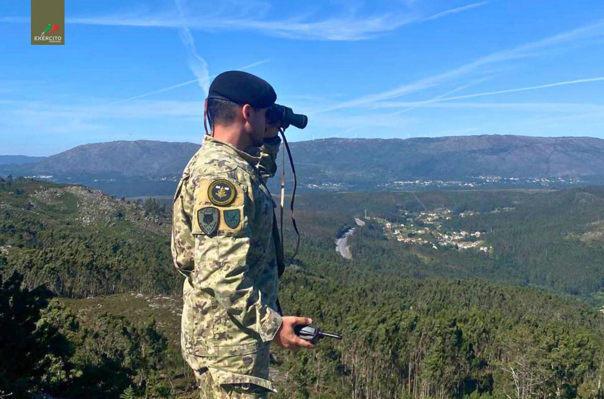 Exercito_pt's tweet photo. 🪖 𝐄𝐱é𝐫𝐜𝐢𝐭𝐨 𝐜𝐨𝐧𝐭𝐢𝐧𝐮𝐚 𝐧𝐨 𝐭𝐞𝐫𝐫𝐞𝐧𝐨 𝐩𝐞𝐥𝐚 𝐩𝐫𝐨𝐭𝐞çã𝐨 𝐝𝐚𝐬 𝐩𝐨𝐩𝐮𝐥𝐚çõ𝐞𝐬

🔥 O Exército mantém o seu empenhamento no apoio às atividades de proteção civil, ajustando diariamente o dispositivo às necessidades operacionais.

👀 Estão atualmente empenhadas 41 Patrulhas de Vigilância e Deteção, distribuídas por vários pontos do país, contribuindo para a deteção precoce de incêndios, a vigilância de áreas sensíveis e a dissuasão de comportamentos de risco.

🚜 Na região de Vouzela/Viseu, encontram-se empenhados dois Destacamentos de Engenharia com máquinas de rasto, apoiando o combate direto aos incêndios rurais, a defesa de aglomerados populacionais e as operações de rescaldo.

🛡️ O dispositivo integra ainda um Pelotão de militares em ações de rescaldo e vigilância pós-incêndio na mesma região.

🤝 Em Abrantes, o Exército assegura também o alojamento e a alimentação de 32 operacionais dos Bombeiros, bem como o parqueamento de 10 veículos, nas instalações do Regimento de Apoio Militar de Emergência.

🇵🇹 Com prontidão, capacidade e espírito de missão, o Exército continua a contribuir para a proteção das populações, dos bens e do território.

Desde sempre a honrar Portugal!
#ExércitoPortuguês #ApoioMilitarEmergência #Potencial_Humano #Cooperação_Nacional #Prontidão