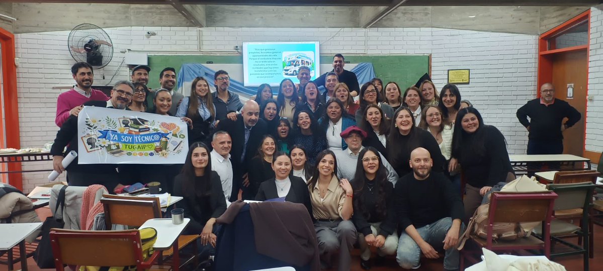 Ubietafer's tweet photo. Recibí ayer la noticia de que la primera camada de estudiantes de la Tecnicatura Universitaria en Gestión y Administración de Instituciones Públicas rindió su examen final y culminó sus estudios, convirtiéndose en la primera promoción de egresados de nuestro Centro Universitario. https://t.co/UGo1ArzpR6