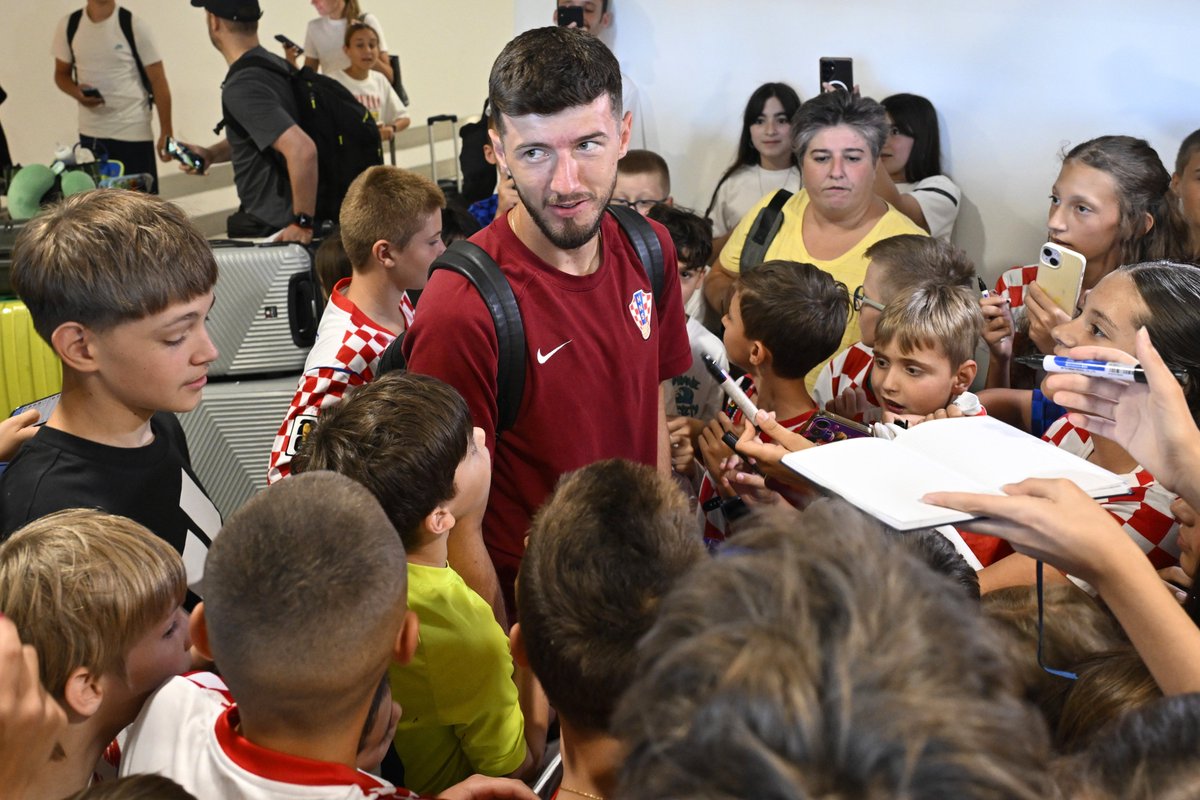 HNS_CFF's tweet photo. A group of #Croatia internationals, led by head coach @DalicZlatko, returned to Zagreb today and, upon arrival, created more unforgettable memories for the supporters who provided a warm welcome! ✍️🤳🇭🇷

📸 Cropix

#WorldCup #Family #Vatreni❤️‍🔥 https://t.co/hOUXTKXJuc