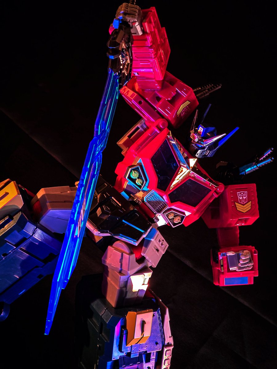 SpencerButlerVA's tweet photo. You call that a knife etc etc.
#Transformers #Toyphotography #Actionfigurephotography #OptimusPrime https://t.co/JqfLPaL9IZ