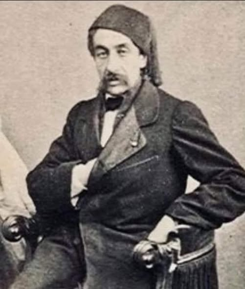 TOPRAK_2_'s tweet photo. Rivayete göre Şam valisi Esat paşa sıfırı tüketir ve hazine boşalır.Büyük sıkıntıya düşer.
Danışmanları çare olarak Şam’daki dokumacılara fazladan vergi koymasını tavsiye eder. Bu tavsiye üzerine Esat paşa danışmanlarına Böyle bir vergi koyarsak ne kadar gelir elde ederiz? der
"Elli veya atmış kese altın elde ederiz" derler. Bunun üzerine Esat Paşa "Bu insanlar zaten zar zor ayakta duruyor. Bu vergiyi nasıl ödeyecekler?" diye sorar. "Evlerindeki altınları ve mücevherleri satarlar Paşam” diye cevap verirler.
Esat Paşa “ Ben bu meblağı daha güzel bir yöntemle elde etsem nasıl olur?” diye sorar. Danışmanları sessizliğe bürünür. Ertesi gün Paşa müftüye bir davet göndererek gece gizlice buluşalım der. Müftü gece paşanın yanına gelir.
Paşa "Müftü efendi! Bize ulaşan bilgilere göre özel hayatında şeriata aykırı davanıyor ve evinde gizlice içki içiyormuşsun. Bu durumu İstanbul’a bildirmem gerek. Ancak önceden seni haberdar edeyim dedim" der.
Bunu duyan müftü efendi paşaya yalvarmaya başlar.
İstanbul’a haber vermemesi için paşaya 1000 mecidiye vermeyi teklif eder. Paşa kabul etmez. Müftü iki katını teklif eder. Paşa yine kabul etmez. Sonunda 6 bin mecidiyede anlaşırlar. Sonraki gün Esat paşa Kadı efendiyi davet eder.
"Kadı efendi! Rüşvet aldığın ve makamını şahsi menfaatin için kullandığına dair güvenilir kaynaklardan elimize bilgi ulaştı" der.
Bu sefer Kadı efendi paşaya yalvarmaya başlar. "Aman efendim beni görevimden almayın, insanlara rezil olurum” diyerek müftü efendi gibi Esat paşa ile pazarlığa başlar. Kadı ile de 6 bin mecidiyede anlaşırlar. Sonra sırasıyla defterdar, karakol komutanı, esnaf ağası ve büyük zenginleri tek tek davet eder. Bu operasyonun sonunda Esat paşa tam 200 kese mecidiye altını toplar.
Arkasından danışmanlarını çağırır "Şam halkına vergi koyduğumu falan duydunuz mu?" diye sorar. "Hayır paşam duymadık" derler. "Bakın hiçbir vergi koymamama rağmen 50 yerine 200 kese mecidiye altını topladım" der.
"Bunu nasıl yaptınız Paşam?"
diye sorduklarında “Kuzuların derilerini yüzmektense koçların yünlerini kırkmak daha iyidir” der...
VATANDAŞLARIN DERİSİNİ YÜZMEK YERİNE YOLSUZLUK YAPANLARIN VE HIRSIZLARIN YÜNLERİNİN KIRKILACAĞI GÜNLERİ GÖRMEK DİLEĞİYLE.. 
ALINTI__