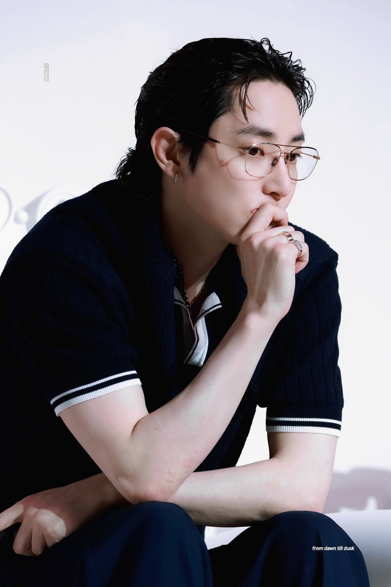 FDTD__'s tweet photo. 260703 LG CNS 담론 세미나

손도 예쁜 남자 어떤데;

#이수혁 #leesoohyuk #イスヒョク https://t.co/4tztTtlUBr