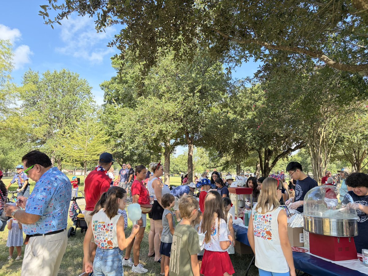 AmyPeck's tweet photo. Wonderful time this morning with Shadow Oaks and Royal Oaks at their annual Fourth of July celebration! https://t.co/Ledmh9r0lJ
