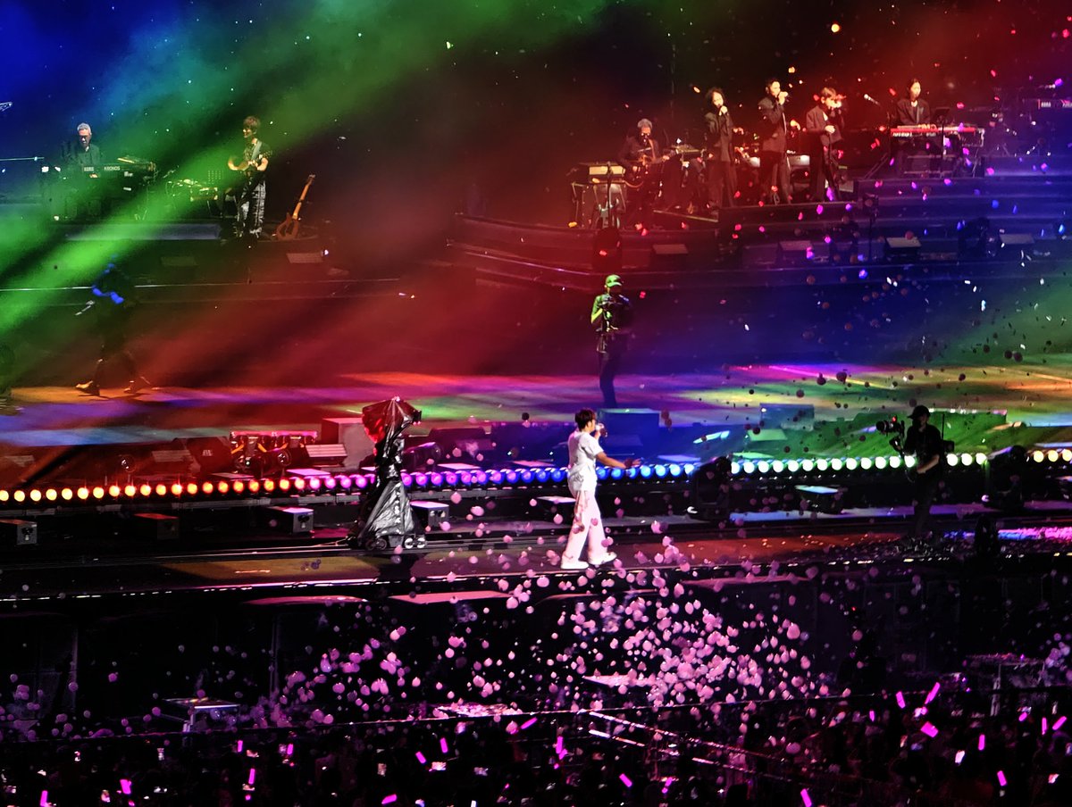 ba_sl0's tweet photo. 2026第十二场——命中有票三开极限特种兵。或许这唯一的见面机会就是最好的安排。已不再是那个耍着双截棍哼哼哈嘿打着龙拳嚯嚯嚯嚯的少年。
(被好心人塞物料，雨下好大好狼狈) https://t.co/9p2j8q9hIO
