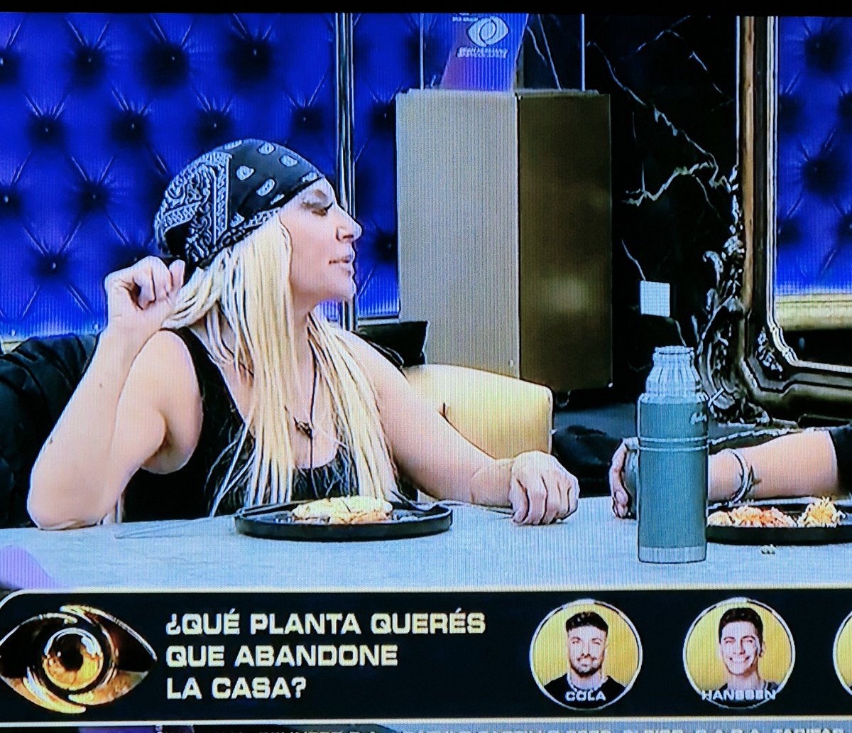 chismetiando's tweet photo. @GastonTrezeguet No soporto ni a Yipio ni a Andrea. Pero ennesta les doy la derecha. Se tienen que poner de acuerdo en la temperatura que ponen. Xq o se cagan de frío o de calor a punto de usar musculosa y shorts 🤷🏻‍♀️  #GranHermano https://t.co/SKifdZ2C7c