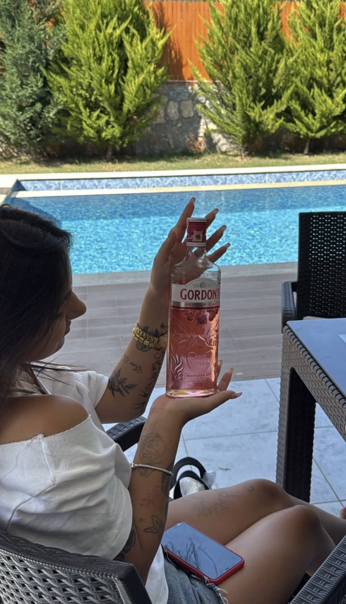 Alarademiirbas's tweet photo. Arkadaşımın taptığı tek şey 🥂 https://t.co/2E1h3V7Kt8