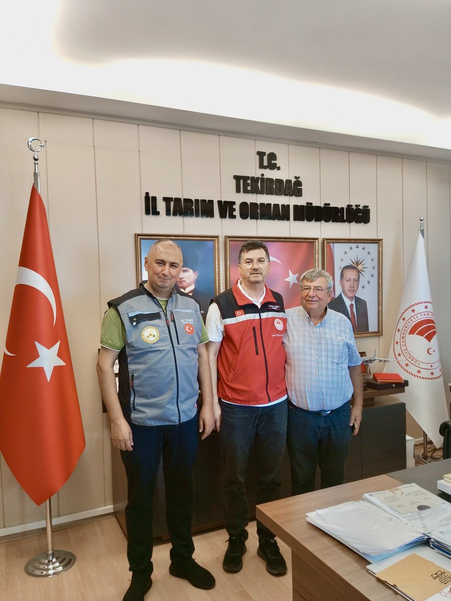 mehmetaksoy1972's tweet photo. Tekirdağ ilimizin arıcıları için bereketli bir istişare toplantısı yaptık.

Türkiye Damızlık Koyun Keçi Yetiştiricileri Merkez Birliği (TÜDKİYEB) süpriz yaptı.

Üreticilerimiz için çalışmaya devam edeceğiz..

Türkiye Arı Yetiştiricileri Merkez Birliği Başkanı Ali DEMİR, Türkiye Arı Yetiştiricileri Merkez Birliği Başkan Yardımcısı Kazım DOĞAN, Kastamonu Arı Yetiştiricileri Birliği Başkanı Cem BAŞAR, Şanlıurfa Arı Yetiştiricileri Birliği Başkanı Kenan KAYA, Tekirdağ Arı Yetiştiricileri Birliği Başkanı Selman ASLANTÜRK, Muğla Arı Yetiştiricileri Birliği Başkanı Yılmaz KAYA, Bilecik Arı Yetiştiricileri Birliği Başkanı Beytullah ERDÖNMEZ, Edirne Arı Yetiştiricileri Birliği Başkanı Hasan TOPÇU, Sakarya Arı Yetiştiricileri Birliği Başkanı Mustafa ÖR, Bolu Arı Yetiştiricileri Birliği Başkanı İsmail ÜNALAN, Mersin Arı Yetiştiricileri Birliği Başkanı Adem KURT ve  İstanbul Arı Yetiştiricileri Birliği Başkanı Onur ÇİLENK

Türkiye Damızlık Koyun Keçi Yetiştiricileri Merkez Birliği (TÜDKİYEB) Genel Başkanı Turan Saldırıcıer'dir.

Diyarbakır Damızlık Koyun ve Keçi Yetiştiricileri Birliği Başkanı Abdullah ÇETİNKAYA.

Tekirdağ Damızlık Koyun ve Keçi Yetiştiricileri Birliği Başkanı İlker YILDIZ..

Devletimizin 

DESTEKLERİNİ 

konuştuk..

Allah üreticilerimiz için gayret eden bütün paydaşlarımızdan razı olsun.

@ibrahimyumakli 
@TCTarim 
@Tekirdagtarim 
@AhmetGumen 
@ahmtbgc 
@bekirgizligider 
@recepsoytrk2 
@tekirdaggovtr