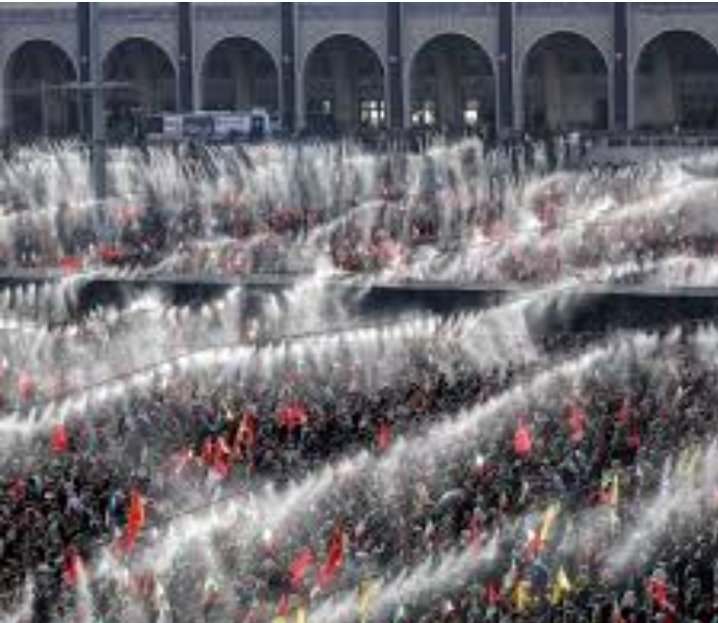 MossadSpokesman's tweet photo. طنز تلخ خاورمیانه: حتی در مراسم تشییع خامنه‌ای، چیزی که حامیانش را خنک می‌کند، تکنولوژی اسرائیلی-آمریکایی است. در نهایت، همان چیزی که خامنه‌ای را حذف کرد، حالا به کارشان آمده. https://t.co/s9nQu8Lgit
