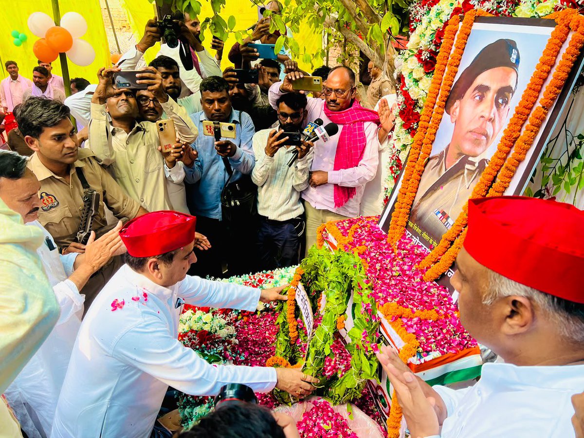 MPDharmendraYdv's tweet photo. कल जनपद मऊ में भारतीय सेना के जाबाज़ महावीर चक्र विजेता अमर शहीद ब्रिगेडियर मोहम्मद उस्मान साहब के 78 वें शहादत दिवस कार्यक्रम में सम्मिलित होकर नमन कर श्रद्धांजलि अर्पित किया । https://t.co/SSNPrwg8yF