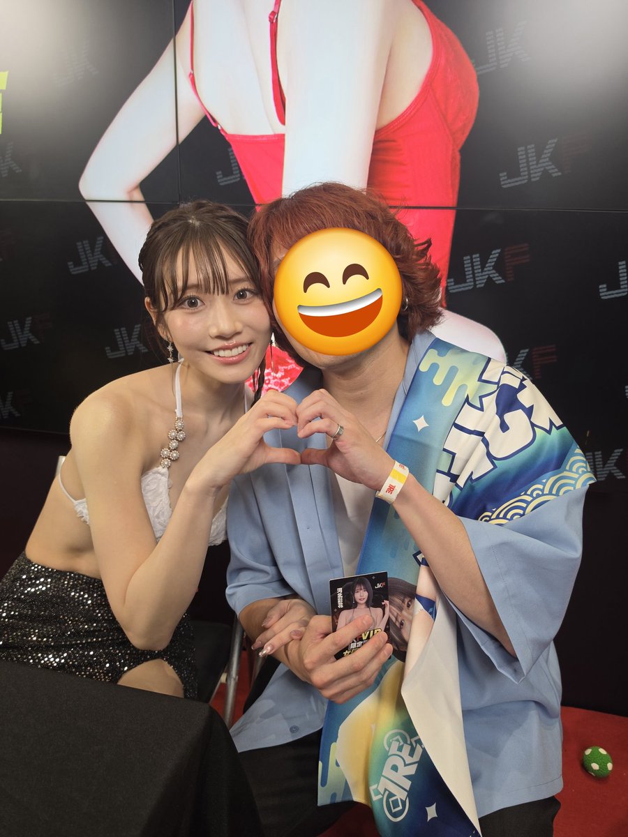 jpjpjp0705's tweet photo. 初TRE🇹🇼参戦！到着するや、まず会場の熱狂ぶりに驚かされ世界的にすごい催しなのだと改めて感じました😮

ステージを間近に見ながら、コミュニケーションをとるファンの方々が笑顔になってくのが微笑ましかった！彩ちゃんが支持されるのがわかる...☺️🫶

あと、サイン会参加できた！🤩
#河北彩花
#TRE https://t.co/91pUjbH1I3