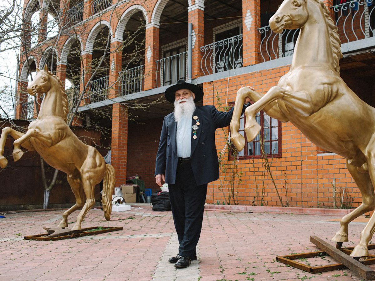 paulaerizanu's tweet photo. Moldovan Roma baron Artur Cerari died today. I interviewed him a few years ago and told the story of his community here: https://t.co/jrzC26HrbX https://t.co/k7R1kyCf0f