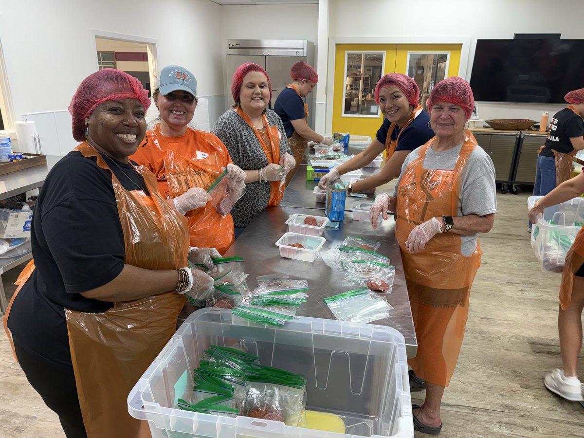 MYE_Leopards's tweet photo. Big thanks to the dedicated staff at Malala Elementary! Even in the middle of summer break, they’re volunteering their time with @LunchesOfLove to help feed our community. True heroes showing up for kids year-round! ❤️
#MalalaElementary #LunchesOfLove #BetterStrongerTogether https://t.co/i3qTzQ5Taq