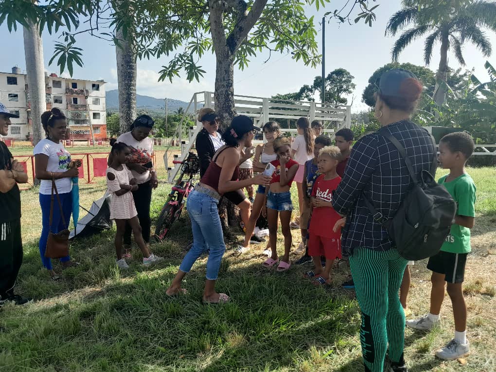 CulturaMayari's tweet photo. ¡Verano mágico en Río Grande, Nicaro! ✨☀️
Con el #INDER, niños disfrutaron de "Verano de Sueños y Colores": juegos, danza y lectura martiana. 🤸‍♀️💃📚 ¡Promoviendo valores y cultura! ❤️🇨🇺

#VeranoConMiGente  #CubaEsCultura #CulturaMayarí #100AñosConFidel https://t.co/SSdXyq4HLE