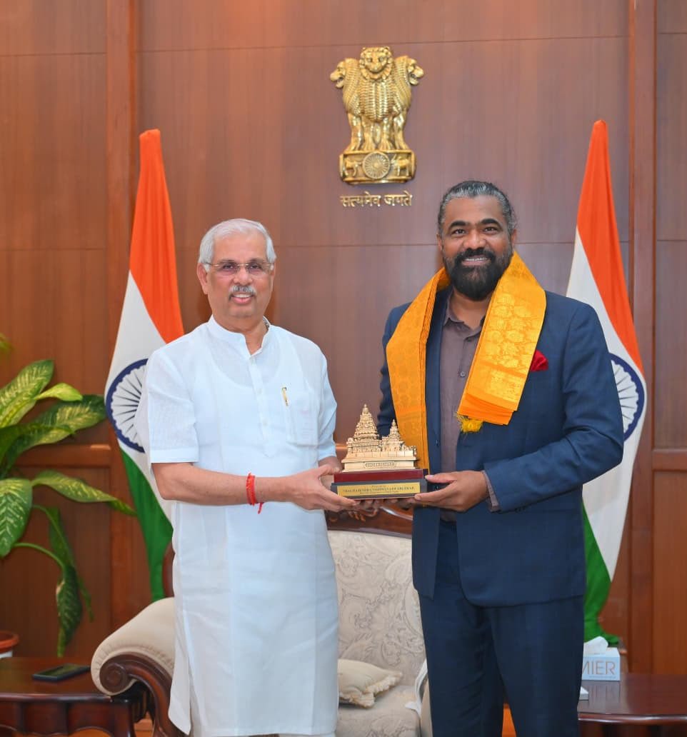 AnantapurBO's tweet photo. The newly appointed Tamil Nadu State Special Representative to New Delhi, @TheKVNofficial garu, had the privilege of calling on the Hon’ble Governor of Tamil Nadu, Shri Rajendra Vishwanath Arlekar ji, at Lok Bhavan, Chennai, today. ❤️‍🔥

#KVenkataNarayana @CMOTamilnadu https://t.co/Y4XpKBlw4f