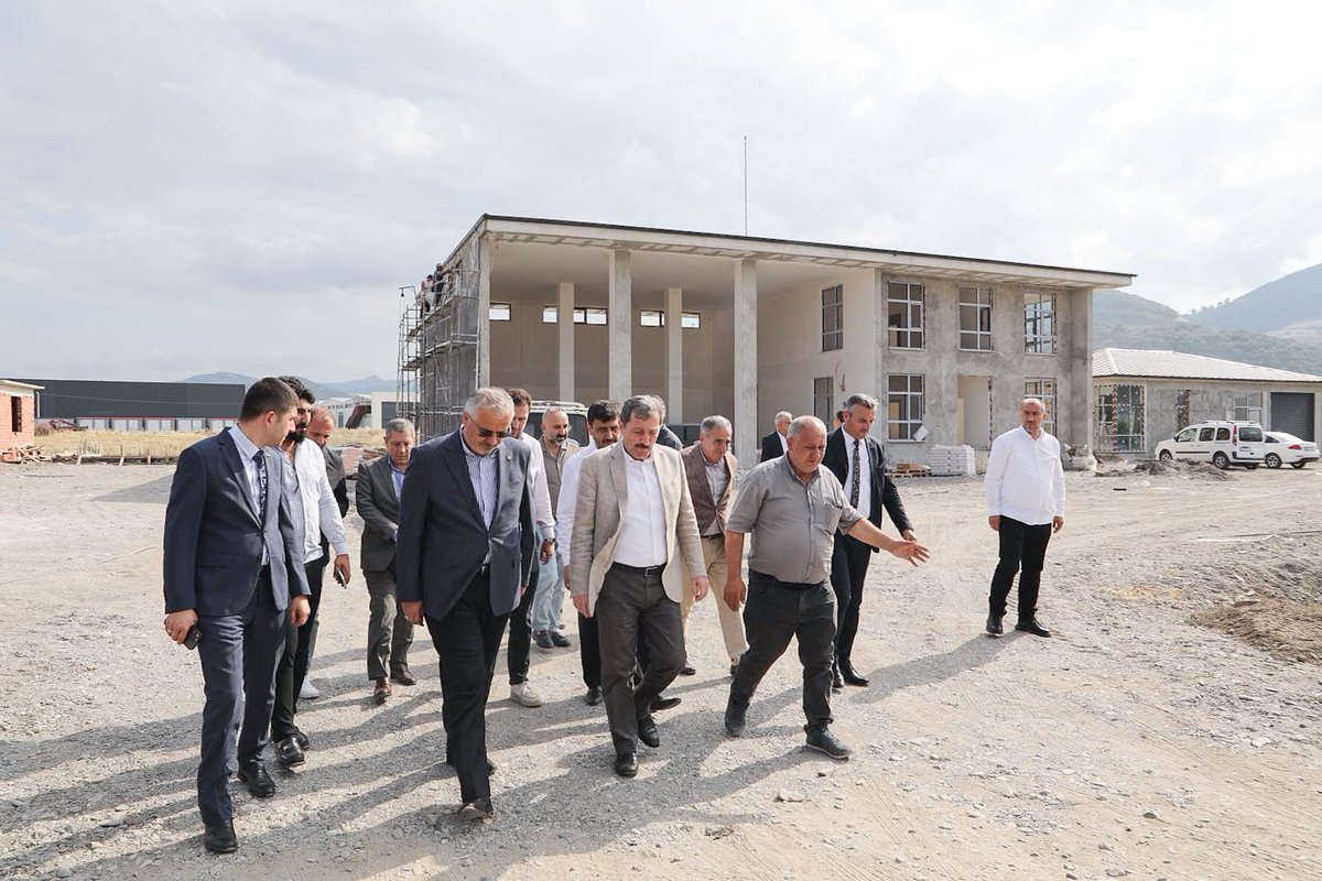 TCSamsunValilik's tweet photo. 📍Bafra #KarmaOSB 🏭
📌Yeni yatırımlar ve altyapı projeleriyle bölgesel üretimi güçlendiren #Bafra Karma OSB’nin Müteşebbis Heyeti ve Yönetim Kurulu Toplantısı, Valimiz Sayın @orhantavli_'nın başkanlığında gerçekleştirildi.
📌Toplantıda👇
✅️Bafra Karma OSB ön tahsis şartları,
✅️Alaçam genişleme sahası ön tahsis şartları belirlendi.
✅️Bafra Karma OSB 1. Üç Aylık Denetim Raporu değerlendirildi.
📌Toplantının ardından, Bafra Karma OSB'de yapımına devam edilen 112 Acil Sağlık Hizmetleri İstasyonu, Jandarma Karakolu ve İtfaiye Hizmet Binası inşaatlarında incelemelerde bulunuldu.🏗