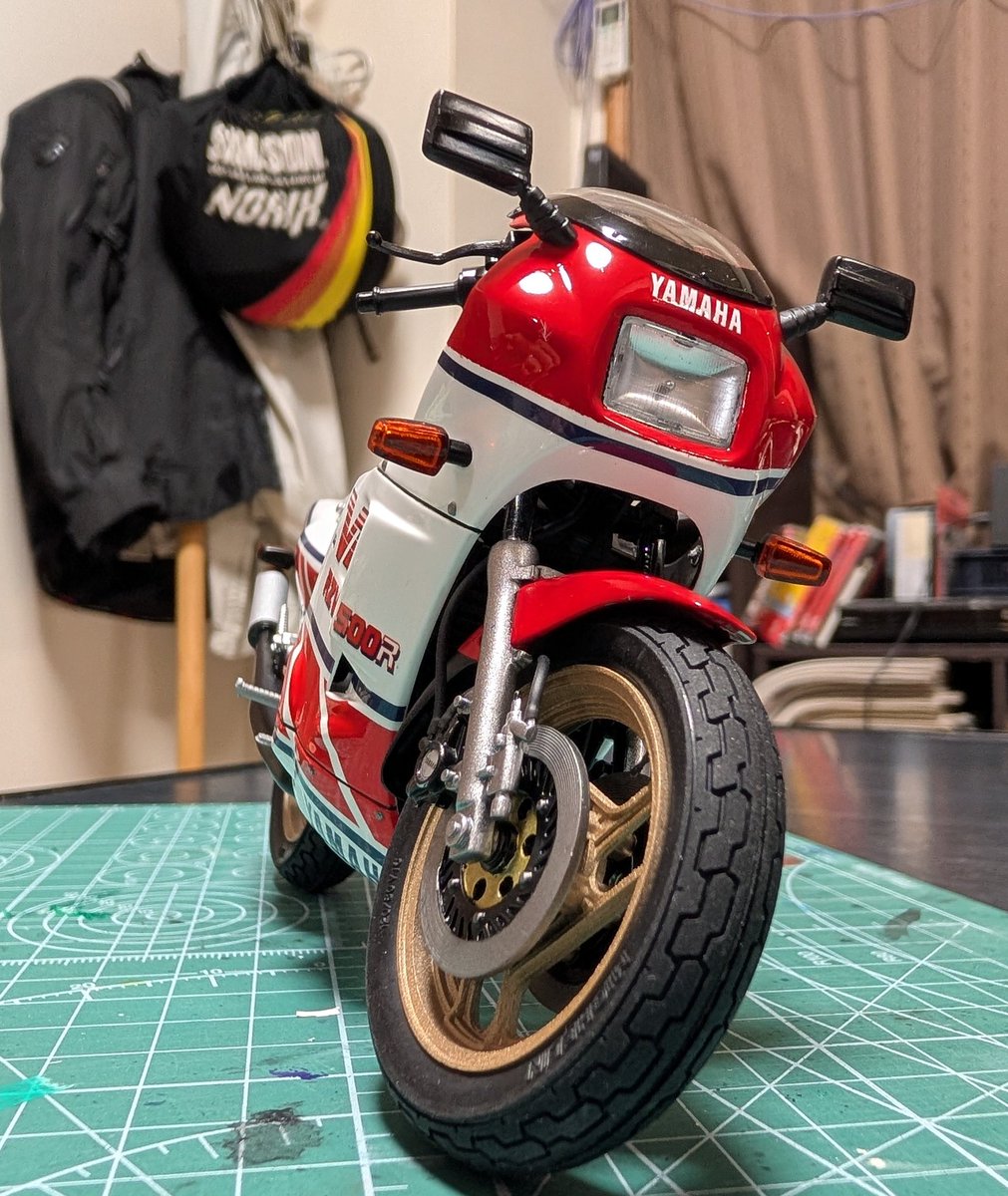 Mkll55086072's tweet photo. タミヤ　RZV500R完成しました〜

初めてのバイクプラモ。最後の最後まで苦戦してましたが、言うて楽しんで作れました。
初めてのバイクプラモがYAMAHAのレジェンドバイクとなりまして、非常に幸せな気分ですね😊めちゃくちゃカッコいいバイクです！いやもうサイコー！ https://t.co/3eB4hSWx8o