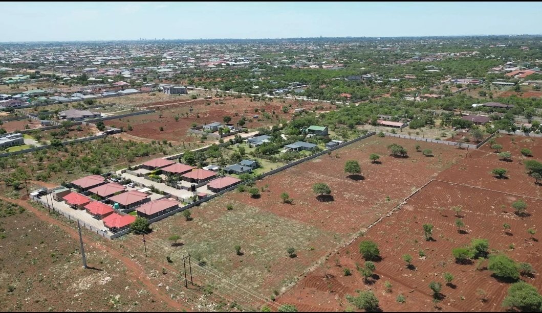 amara364053's tweet photo. I really like seeing news like this. Owning land can change a family's future. Congratulations to everyone who received a plot today. 🇿🇲
#Zambia #Lusaka #LandOwnership #CommunityDevelopment #Future https://t.co/qsuRenaPdF