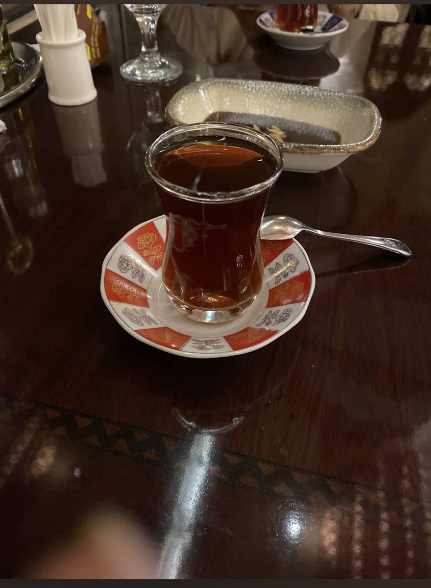 Abeer14's tweet photo. مطعم ليالي العراق ( صمد العراقي ) 
زرت المطعم للعشاء ،، كان الوقت بدري فكانت الطاولات متاحة
المكان جميل وديكوراته حلوة والموسي��ى هادية ومناسبة للعشاء
في البداية يقدمون شوربة عدس وخبز تنور ومخلل كضيافة
طلباتنا كانت سلطة عنب وفيتا ، باذنجانية عراقية ، سلطة كينوا ومانجو ، سلطة بنجر وبرتقال مشوي
الباذنجانية لذيذة مع الخبز او حتى بالملعقة
سلطة البنجر والجرجير بعد حلوة
سلطة الكينوا منعشة جدا وإضافة المانجو خيار ذكي
ومن المقبلات بعد طلبنا بطاطا حرة ،، تقدم ساخنة وبهاراتها موزونة
الأطباق الرئيسية كانت دولمة عراقية ، فخار ربيان ، كباب عراقي
فخار الربيان يقدم بحمسة لذيذة فيها لوز ، الحمسة ممكن تنأكل لحالها
الكباب العراقي يقدم مع رز بالشعيرية ،، كميته مناسبة للمشاركة
الدولمة مشكلة بي�� ورق عنب وبصل وملفوف وكوسة ،، تقدم مع أضلاع لحم
لذيذة ومشبعة
صراحة كل الاكل لذيذ لكن مشكلته الزبدة
تشعرك بالتخمة
في الاخير يقدمون شاي عراقي كضيافة مع حلاوة عراقية ( اظن كذا اسمها )
شفت في المنيو خيارات فطور اتوقع تكون زيارة المطعم في النهار حلوة لما يتحسن الجو
الخدمة سريعة والwaiters يضيفون الاكل 
#مطاعم_الرياض
#مطاعم 
#اجازة