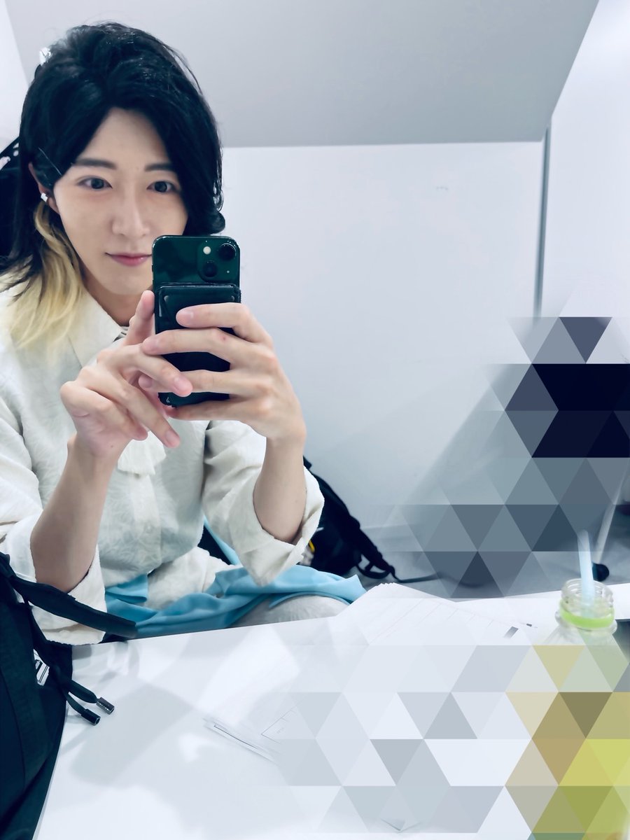 monaki_official's tweet photo. こんにちは。
サカイJr.です。

本日は『週末KOREA ハップルFES』に参加させて頂きました💙ｳﾚｼｲ
念願のグラングリーンですよ・・・（後ほど・・・
さてこちらのイベントはMBSさまのTV番組「週末KOREA」から生まれた、
韓国の魅力を存分に体験できるスペシャルイベントになっています。
ハップルとは、韓国語でHOT  PLACEを意味する言葉で
「今1番熱く盛り上がっている場所」という意味を持つ、韓国の若者を中心に使われているトレンドワードです。
ここ数日は授賞式や撮影が多かったので、リアルイベントでモナカマのみなさまに会えることをとっても楽しみにしていました💙
やっぱりモナカマが僕のガソリンです。ﾌﾞﾝﾌﾞﾝ
ここ数日の出来事ですが、
「Mステ」「テレ東音楽祭」「FNS歌謡祭」「TikTok上半期トレンド大賞“大賞“受賞」などなど・・・書きながら訳が分かりません。
みんなも多分情報について行けてないよね。
オーディションを受けた時の僕はこんな未来が待っているとは思っていませんでした。
もちろん、「こうなったら良いな」という目標は立てますが、
このスピード感で夢のような出来事が立て続けに起きるとは思いもよりませんでした。
一つ一つのターニングポイントを振り返ると、
やっぱり、いつもそこには「モナカマ」のみなさまの支えしかありません。
本当にありがとうございます💙
直接会える時間を大切に、会えなくても電波を通して、
しっかりと感謝をこれからもずーっと伝えていきます。

📝一言メモ
本日の舞台は『グラングリーン大阪』さまです。
今回もサカイJr.調べで参ります。
ええ、、念願の場所です。ようやく来れました。。
中々自由に動ける時間がなかったのですが、
今回は会場ということで、朝からルンルンでした。
「グラングリーン大阪」さまは「大阪最後の一等地」と呼ばれるJR大阪駅北側に位置する8ha（1ha=10,000㎡）の操車場跡地で展開される都市公園と一体となったうめきた2期地区の都市再開発プロジェクトです。（1期は「グランフロント大阪」で、実は会社員時代に視察に行ったりしてました。）
特徴としては、今日実際に訪れてみても感じましたが、
「ビルを計画して、余った空間を広場や植栽空間にする」のではなく、
「公園を先に計画して、その周りに建物や街を配置する」という一般的な開発とは異なるある種逆転の発想をしている点かと思います。
大規模ターミナル駅直結としては世界最大規模の都市公園となっています。
その大きさなんと4.5haです。阪神甲子園球場がすっぽり収まります。ﾃﾞｶｲ・・。
特殊なステップで設計されており、
少し調べてみましたが、「ランドスケープファースト」と呼ばれる手法で、世界的にも先進的な都市デザインと言えると感じます。
（個人的には意思決定の過程を覗いてみたいです、、）
さて、独断と偏見が多いですが、オススメポイントです。
①公園の中に街がある点
→前述した通りですが、やはりこれ。
　建物は完全に公園の背景と化し、主役は緑になっています。
　散歩しきれていませんが、建物同士の間にも緑が入り込み、公園と民間施設の境界が分からない設計にあえてしている気がします。

②建物形状が長方形ではない点
→みなさま、是非マップアプリで上空から建物形状をご覧ください。
　なんとビルは完全な長方形ではなく、各ボリュームを少しずつずらして配置してます。
　これにより、テラスや広場が生まれたり、視線を抜かして圧迫感を減らす意図を感じます。

③環境配慮技術を導入している点
→帯水層蓄熱システムを採用している点が素敵です。
　地下の帯水層（地下水を含む地層）を利用して、夏は冷熱、冬は温熱を蓄えて空調エネルギー負荷を低減させる技術です。持続可能な都市づくりを目指す、設計者の熱いメッセージを感じとりました。

④CASBEEの最高ランク「S」
→簡単に言うと、外部機関から高い環境性能評価を受けています。
　創るだけではなく、省エネや環境負荷など総合的に考慮した設計になっています。
　取るの大変でしたよね・・本当にお疲れ様です。凄いです。

書き足りませんが、一旦ワナワナしていた熱を文章にしてみました。
また次はプライベートで散歩しに来ます。ｷﾏｽｾﾞｯﾀｲ。

一言メモ、マニアックですみません。ちゃんと読むと目がチカチカすると思うので興味ある人だけでも読んで頂けたら喜びます。
先日ご一緒したM!LKの佐野勇斗さんが一言メモを読んでくださっていました、、ｳﾚｼｲ。。

本日は楽屋の様子、イベントの様子をパシャリ。

#いつだってモナカマと
#モナキの日常