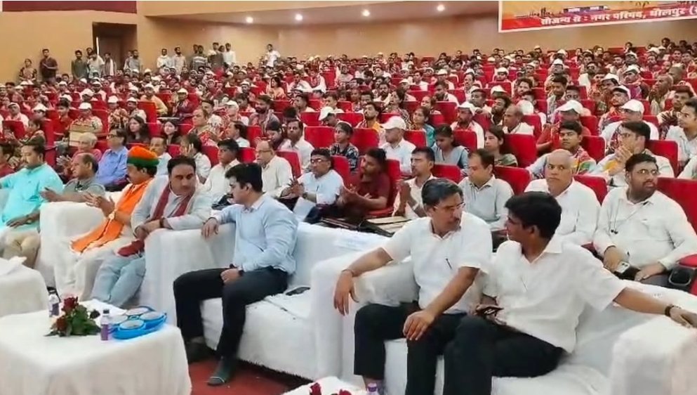Swachhdholpur's tweet photo. माननीय प्रधानमंत्री श्री नरेन्द्र मोदी के मुख्य आतिथ्य में बालोतरा स्थित पचपदरा में राजस्थान रिफाइनरी उद्घाटन के दौरान प्रदेश स्तरीय रोजगार उत्सव के तहत धौलपुर में 863 युवाओं को मिले नियुक्ति पत्र सहित ₹1.05 लाख करोड़ से अधिक की विकास परियोजनाओं का उद्घाटन, शिलान्यास किया गया। https://t.co/Occ50MAmRJ