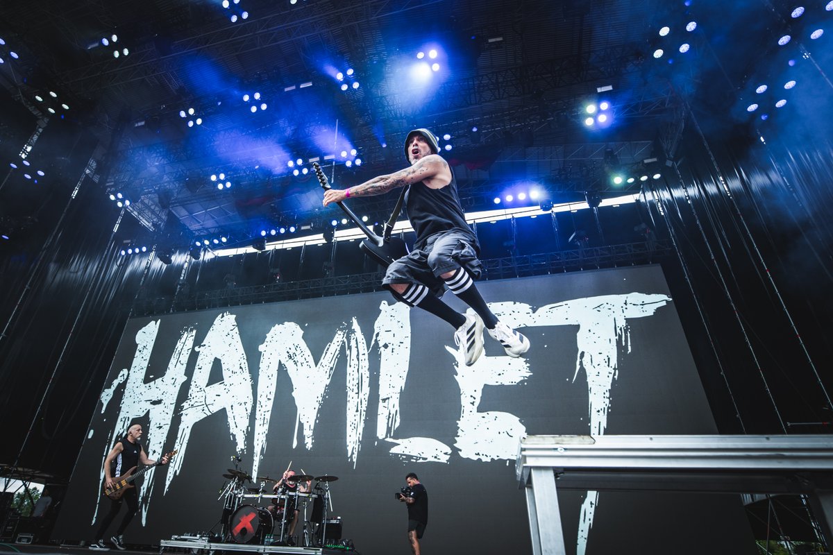 ResurrectionESP's tweet photo. Hamlet son un tótem incansable de la escena de metal y rock estatal. Siguen frescos como una lechuga. Eternamente agradecidos de tenerlos otra vez por aquí. ¡Sobran presentaciones! 🤘

@Hamletband #ResurrectionFest #APlaceCalledHome #ConcertosdoXacobeo #ConcellodeViveiro #EstrellaGalicia