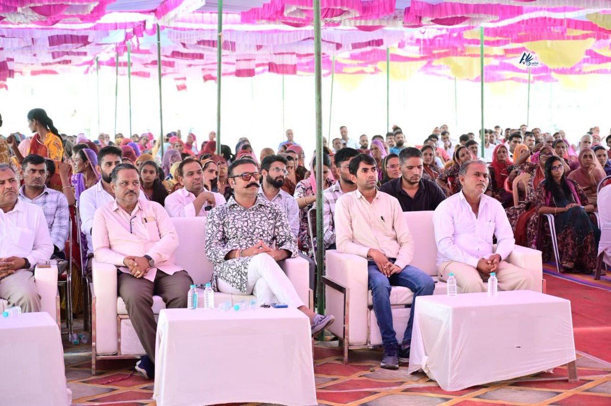 kkvishnoibjp's tweet photo. आज पचपदरा में राजस्थान रिफाइनरी राष्ट्र एवं प्रदेशवासियों को समर्पित होने के साथ ही राजस्थान ने औद्योगिक विकास, ऊर्जा आत्मनिर्भरता और रोजगार सृजन के नए युग में प्रवेश किया। यशस्वी प्रधानमंत्री आदरणीय श्री @narendramodi जी द्वारा लगभग ₹1.05 लाख करोड़ की विकास परियोजनाओं की ऐतिहासिक सौगात विकसित राजस्थान के संकल्प को नई गति प्रदान करने वाली है।

गुड़ामालानी मुख्यालय पर जनप्रतिनिधियों एवं कार्यकर्ताओं ने पचपदरा में आयोजित आदरणीय प्रधानमंत्री श्री नरेन्द्र मोदी जी के कार्यक्रम का आभासी माध्यम से अवलोकन किया तथा उनका प्रेरणादायी उद्बोधन सुना।

यह ऐतिहासिक पहल राजस्थान को औद्योगिक प्रगति, ऊर्जा सुरक्षा, निवेश और रोजगार के क्षेत्र में नई ऊँचाइयों तक ले जाने के साथ विकसित भारत के संकल्प को भी सशक्त करेगी।

#PMModi4ViksitRajasthan

@BJP4Rajasthan @BJP4India @RajGovOfficial @RajCMO @BhajanlalBjp @madanrrathore @DIPRRajasthan @PMOIndia
