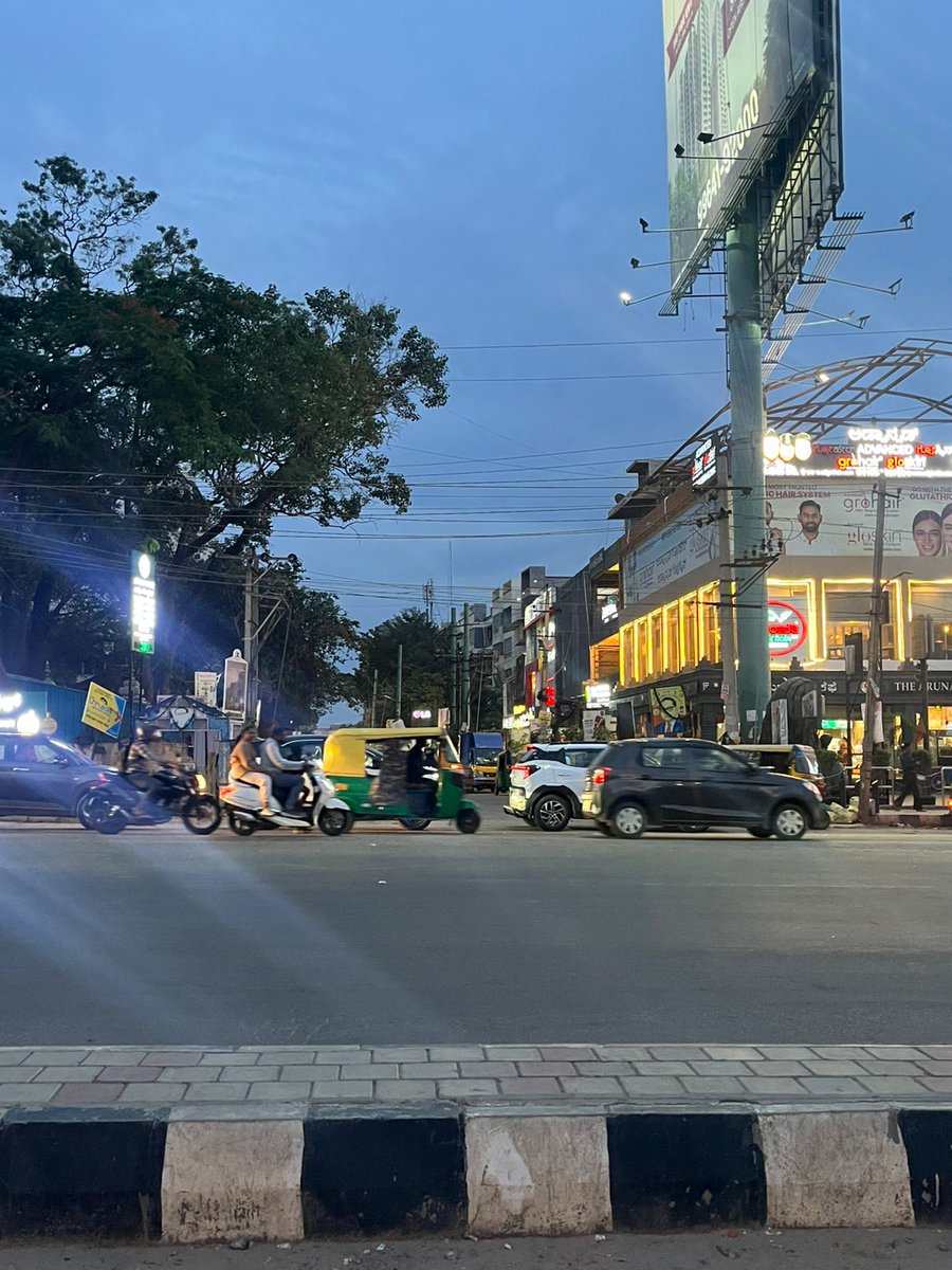 VISUNAM's tweet photo. @BlrCityPolice Crossing the road near Rolla Hypermarket  Seegehalli is extremely unsafe for pedestrians. Many people risk their lives every day due to the lack of a safe pedestrian crossing. Kindly intervene and take urgent action to improve pedestrian safety in this area. https://t.co/7nvEBW50MO