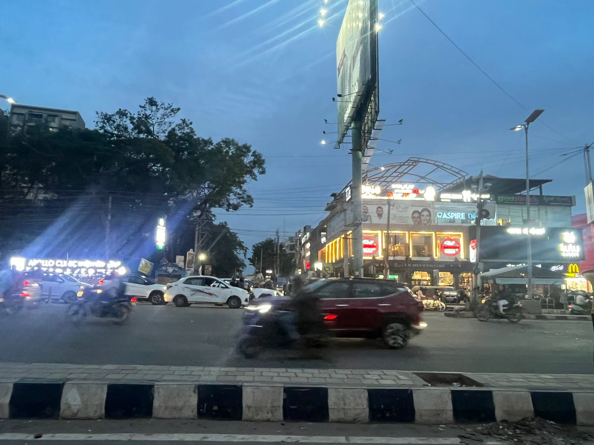 VISUNAM's tweet photo. @BlrCityPolice Crossing the road near Rolla Hypermarket  Seegehalli is extremely unsafe for pedestrians. Many people risk their lives every day due to the lack of a safe pedestrian crossing. Kindly intervene and take urgent action to improve pedestrian safety in this area. https://t.co/7nvEBW50MO