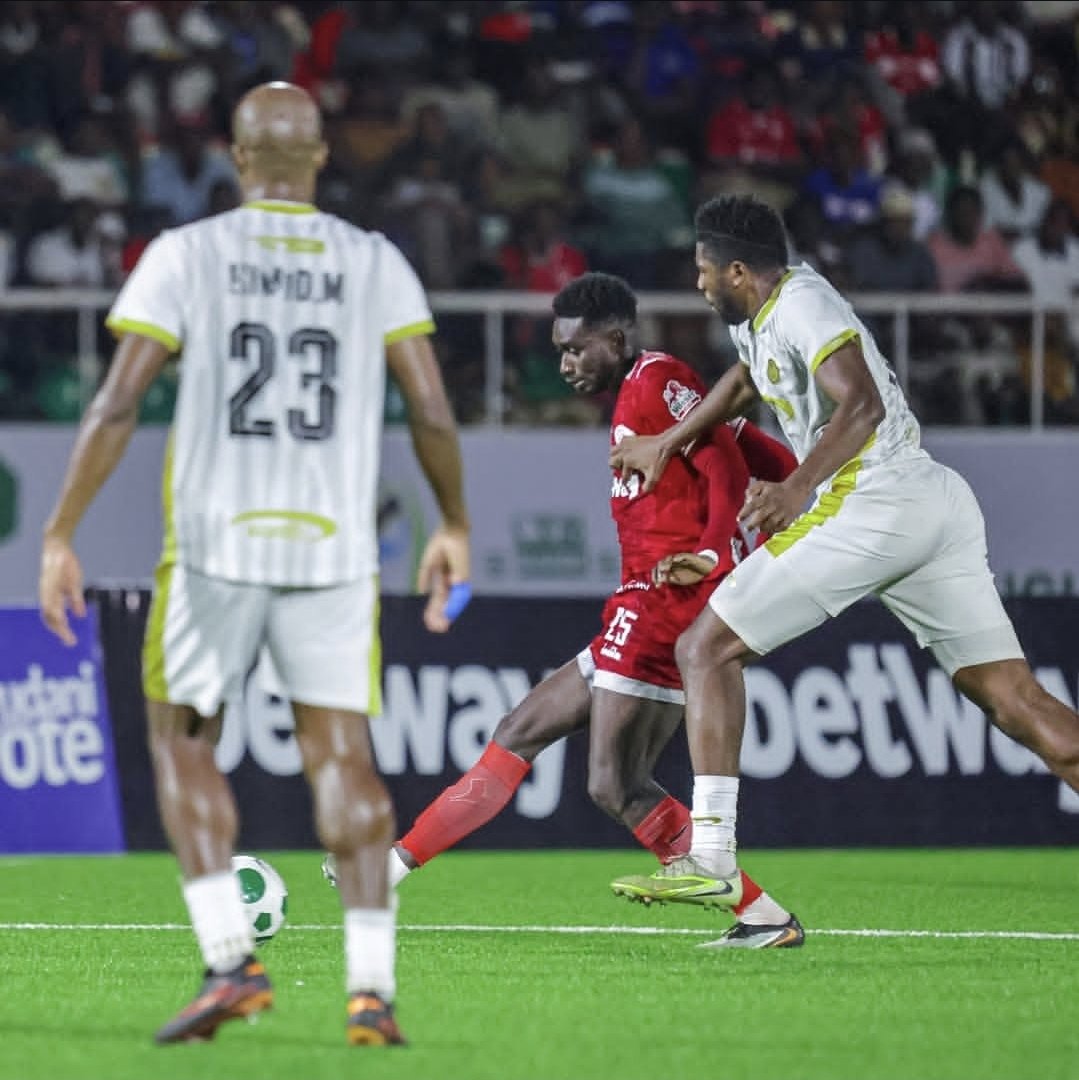 michezo_'s tweet photo. Simba wanachukua ubingwa wao wa kwanza baada ya kupita miaka minne mfululizo,kwa msimu huu wamechukua makombe mawili,kombe la FA na Muungano https://t.co/ScL2HpKHlE